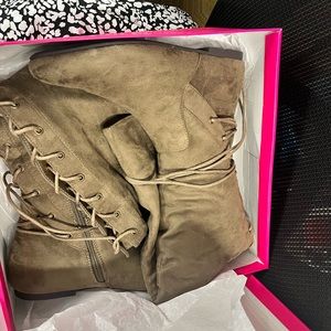 ShoeDazzle Marián knee high boots color taupe size 9